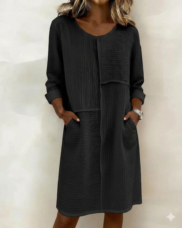 Detalle del tejido texturizado del vestido casual de mujer, mezcla de algodón y lino.