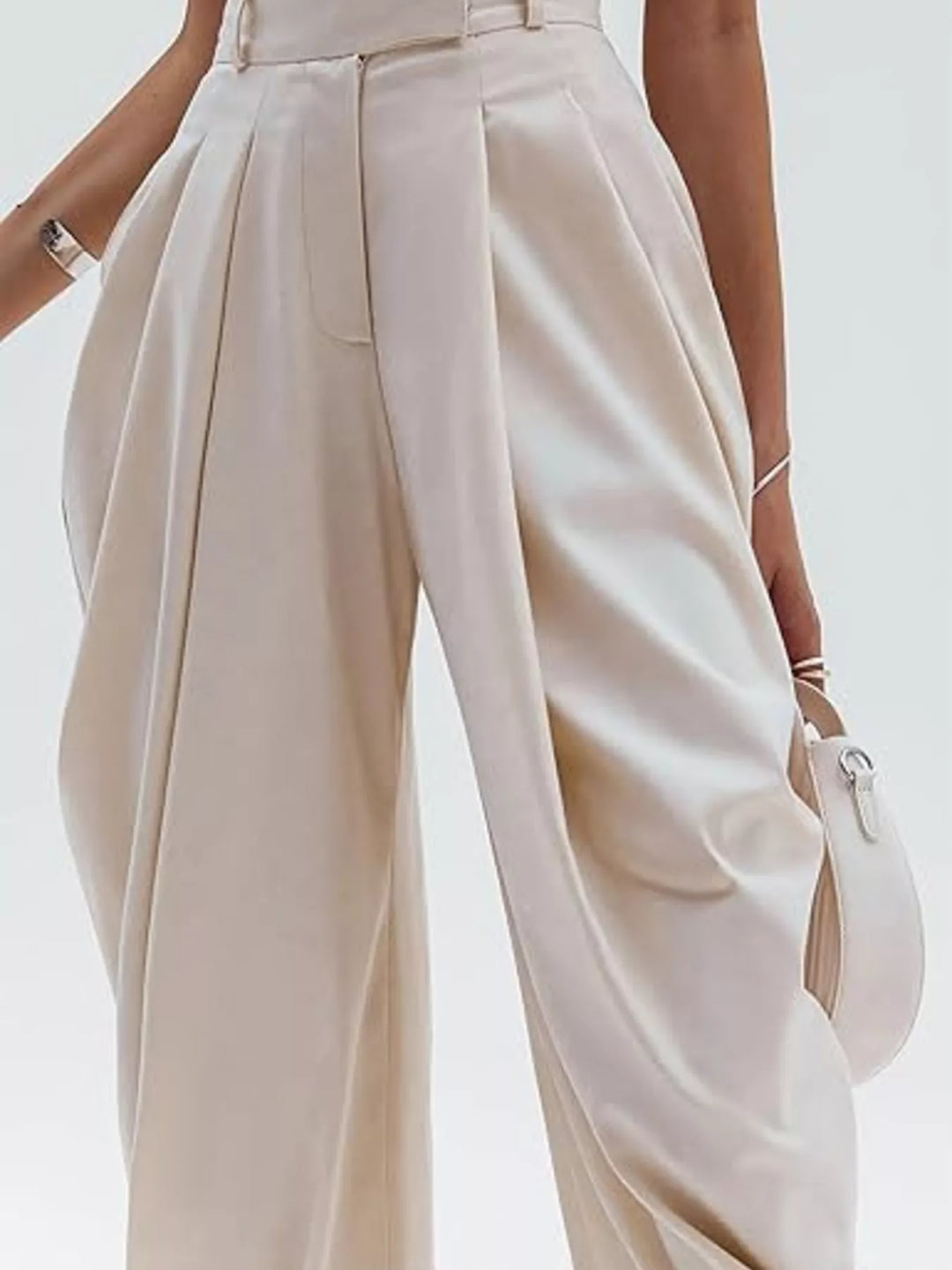 Pantalón de mujer tiro alto, plisado, ancho y fluido; ideal para look casual o elegante.