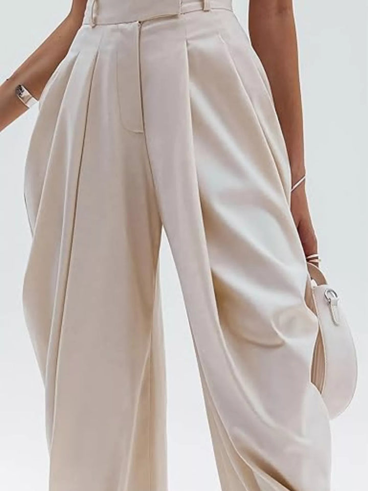 Pantalón de mujer tiro alto, plisado, ancho y fluido; ideal para look casual o elegante.