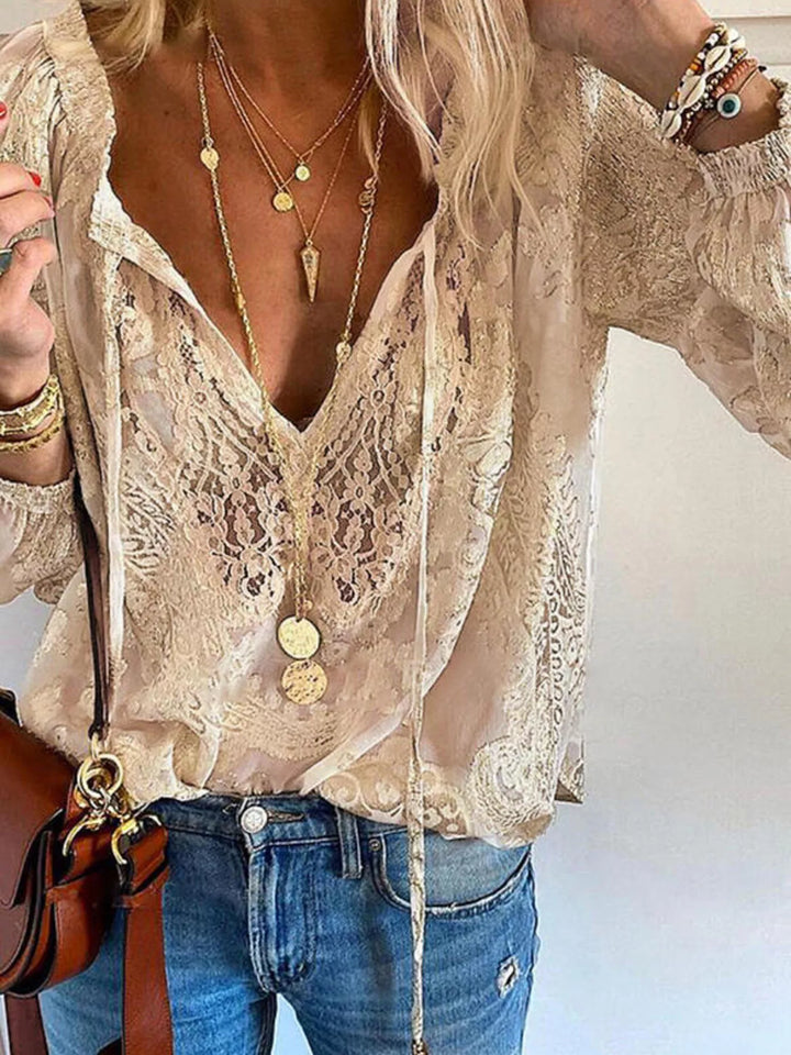 Top de encaje negro y elegante para mujer. Blusa semitransparente con lazo en el cuello, moda actual.