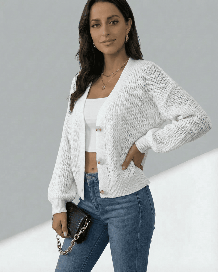 Cárdigan de mujer blanco con botones y escote V, diseño elegante y versátil para el día a día. Estilo casual.