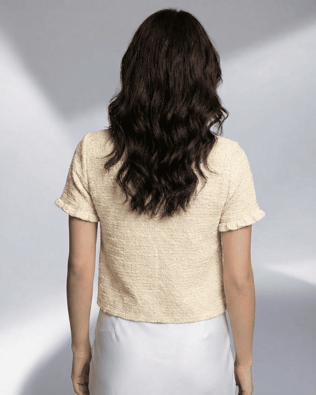 Cardigan blanco de mujer Elara con mangas cortas, ideal para primavera y verano, cómodo y versátil.