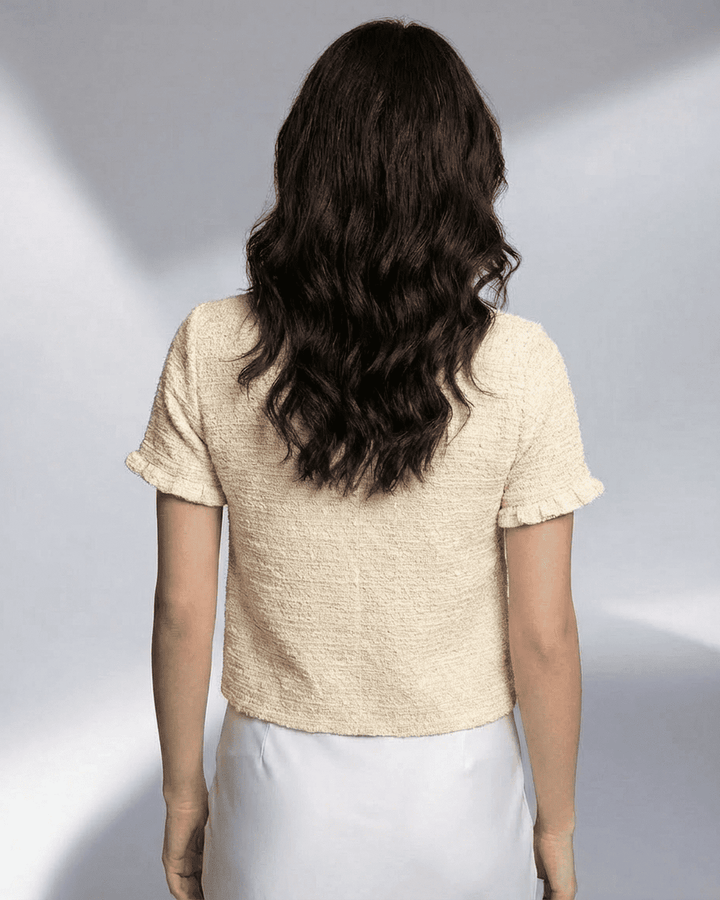 Cardigan blanco de mujer Elara con mangas cortas, ideal para primavera y verano, cómodo y versátil.