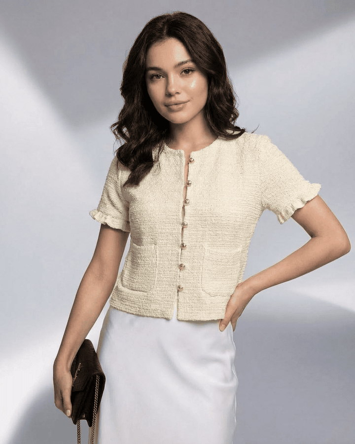 Cárdigan blanco Elara para mujer, estilo refinado, mangas cortas, perfecto para look casual diario.