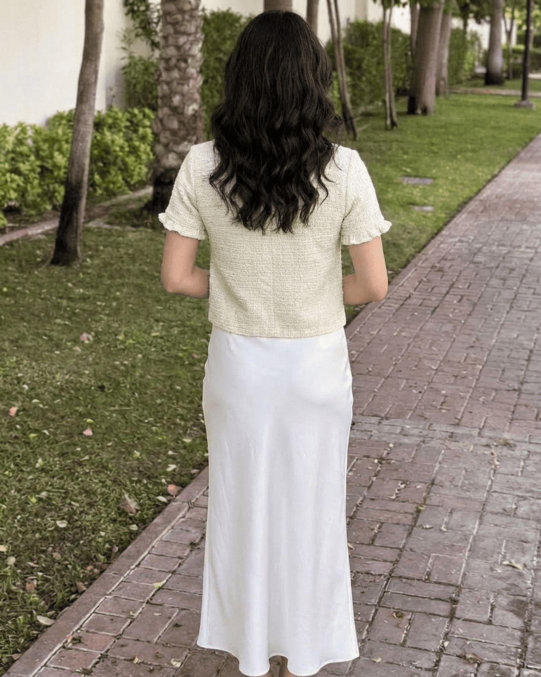 Cárdigan blanco de mujer Elara con botones, cuello redondo y mangas cortas; prenda chic de verano.