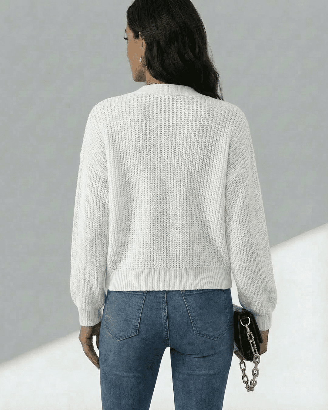 Suéter cárdigan blanco elegante y versátil para mujer, perfecto para look casual o formal diario. Con botones.