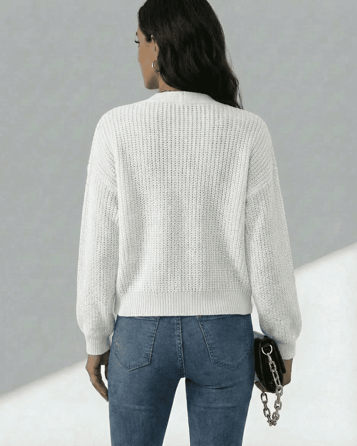 Suéter cárdigan blanco elegante y versátil para mujer, perfecto para look casual o formal diario. Con botones.