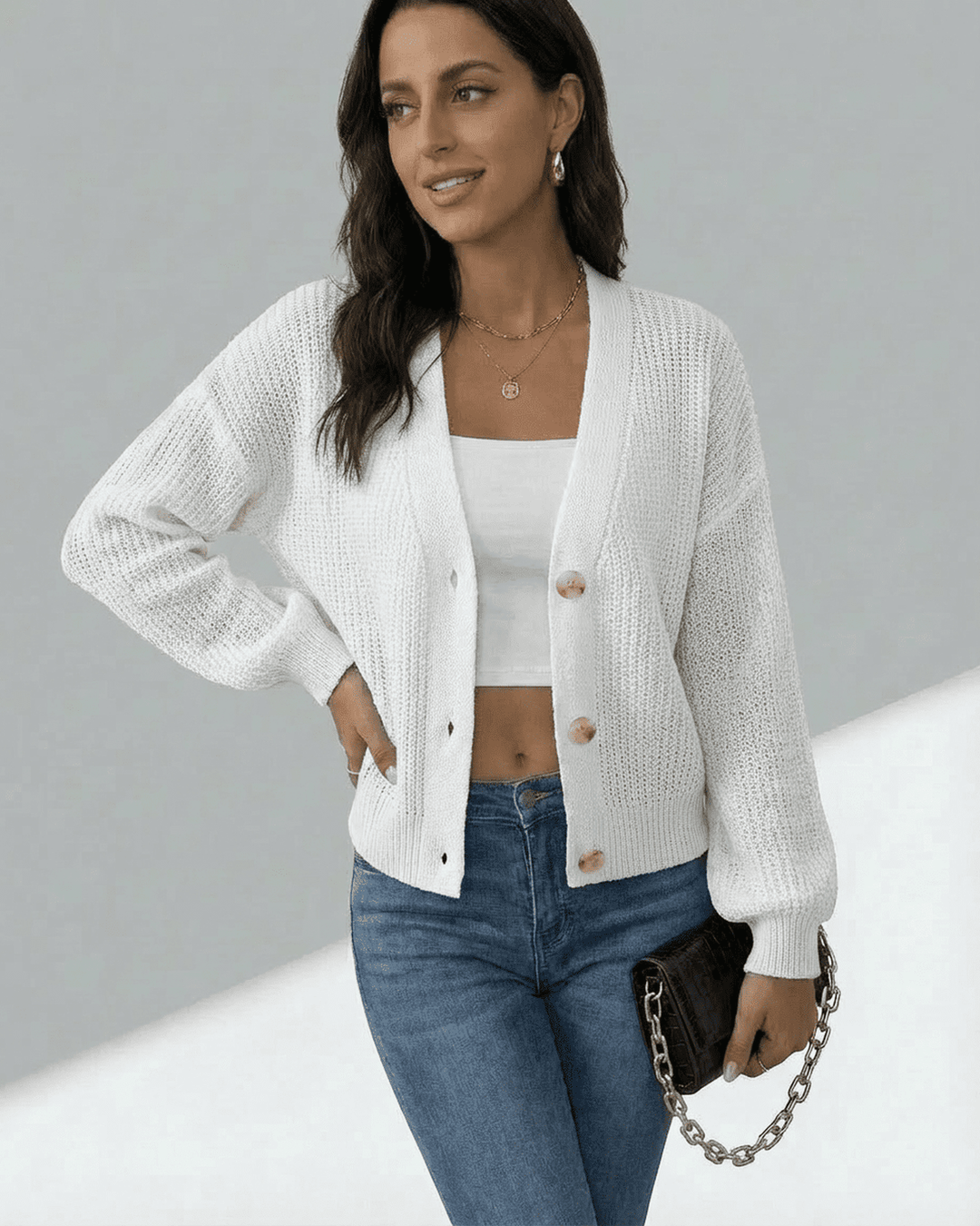 Cárdigan ligero blanco Elara de mujer con botones y escote V, ideal para capas en otoño. Estilo versátil.