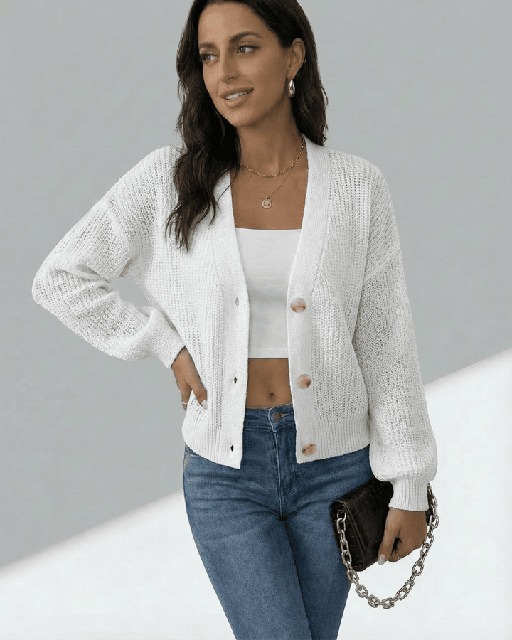 Cárdigan ligero blanco Elara de mujer con botones y escote V, ideal para capas en otoño. Estilo versátil.