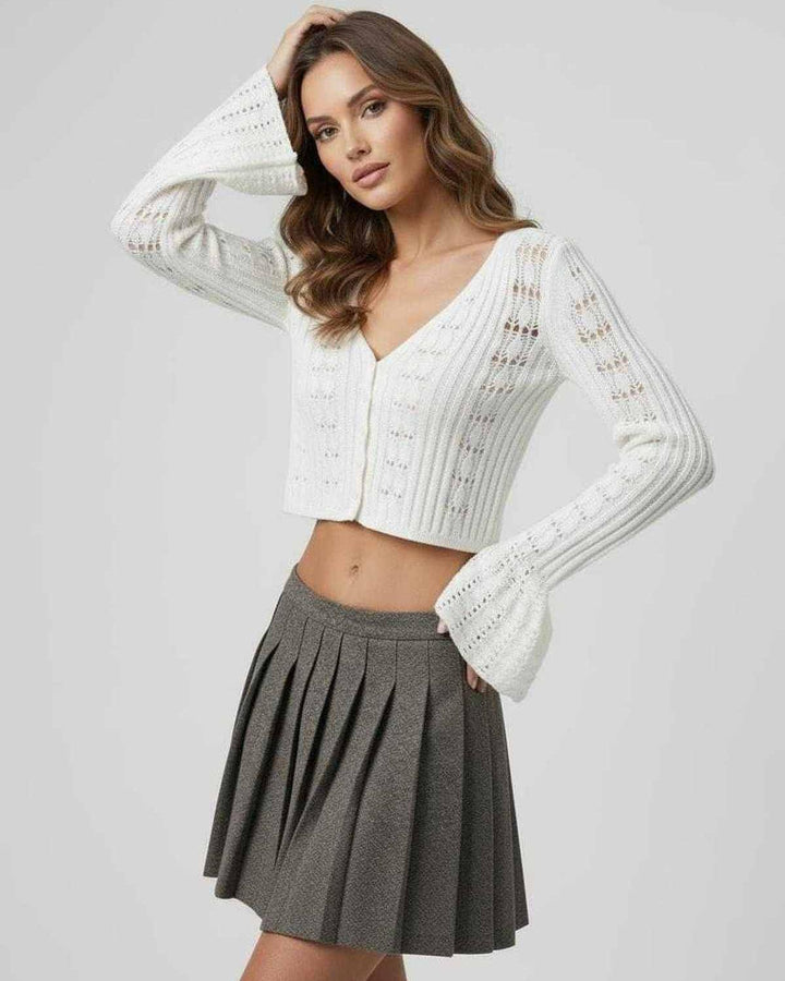 Elegante cárdigan blanco de mujer, diseño corto con mangas largas. Suéter moderno con escote V, ideal para la moda.