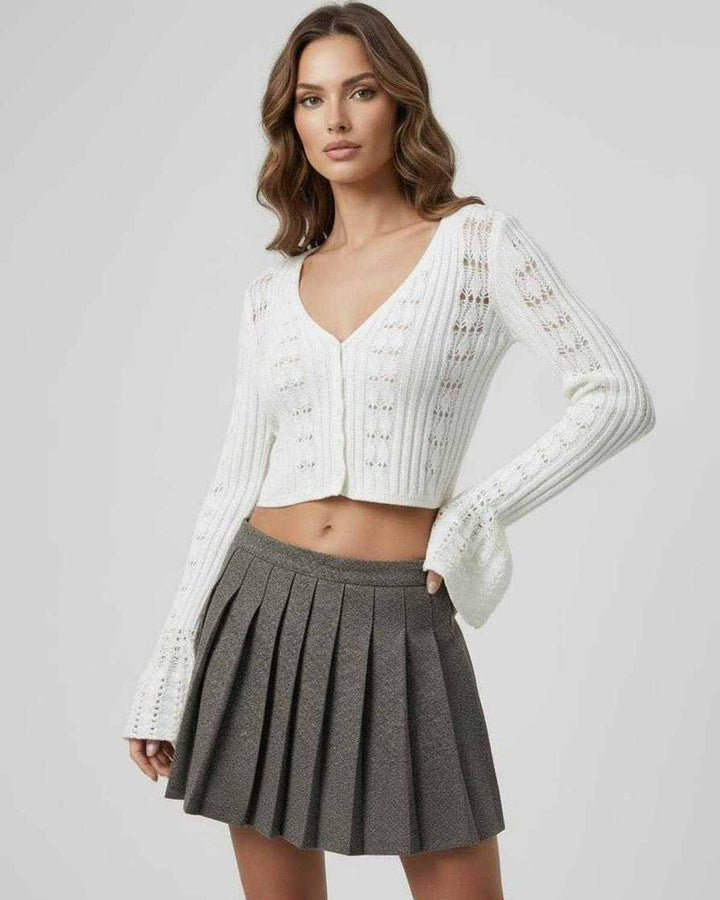 Suéter cárdigan blanco para mujer, estilo corto y elegante, con escote V y manga larga. Prenda de moda muy versátil.