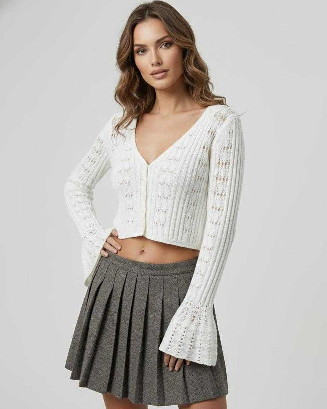 Cárdigan Elara blanco corto de mujer, suéter elegante con manga larga y escote V. Moda versátil para outfits diarios.