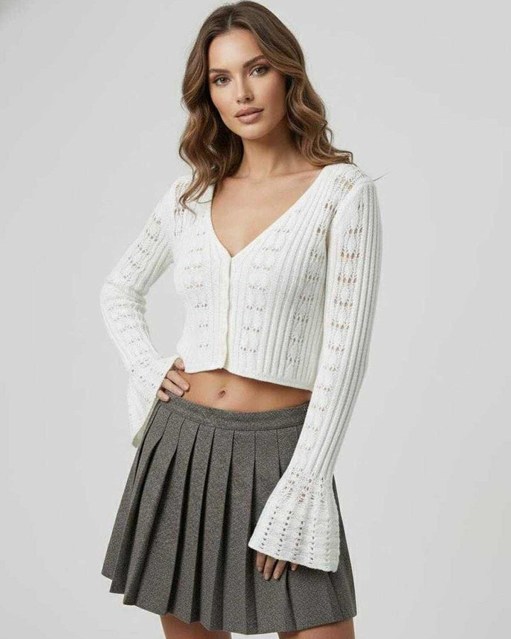 Cárdigan Elara blanco corto de mujer, suéter elegante con manga larga y escote V. Moda versátil para outfits diarios.