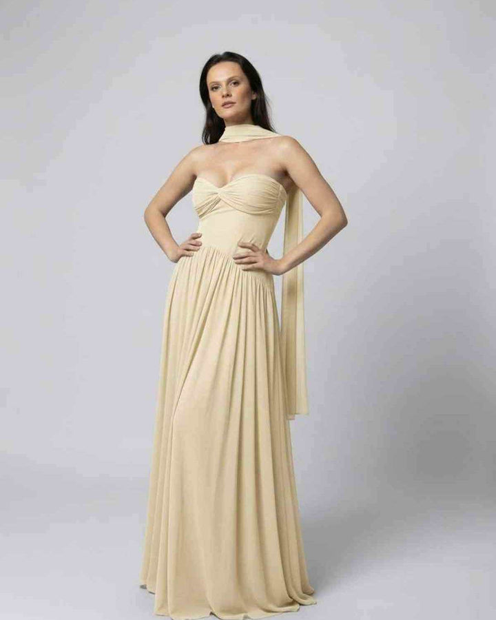 Vestido maxi fluido beige sin tirantes Elara, perfecto para eventos elegantes, moda de verano y ropa femenina.