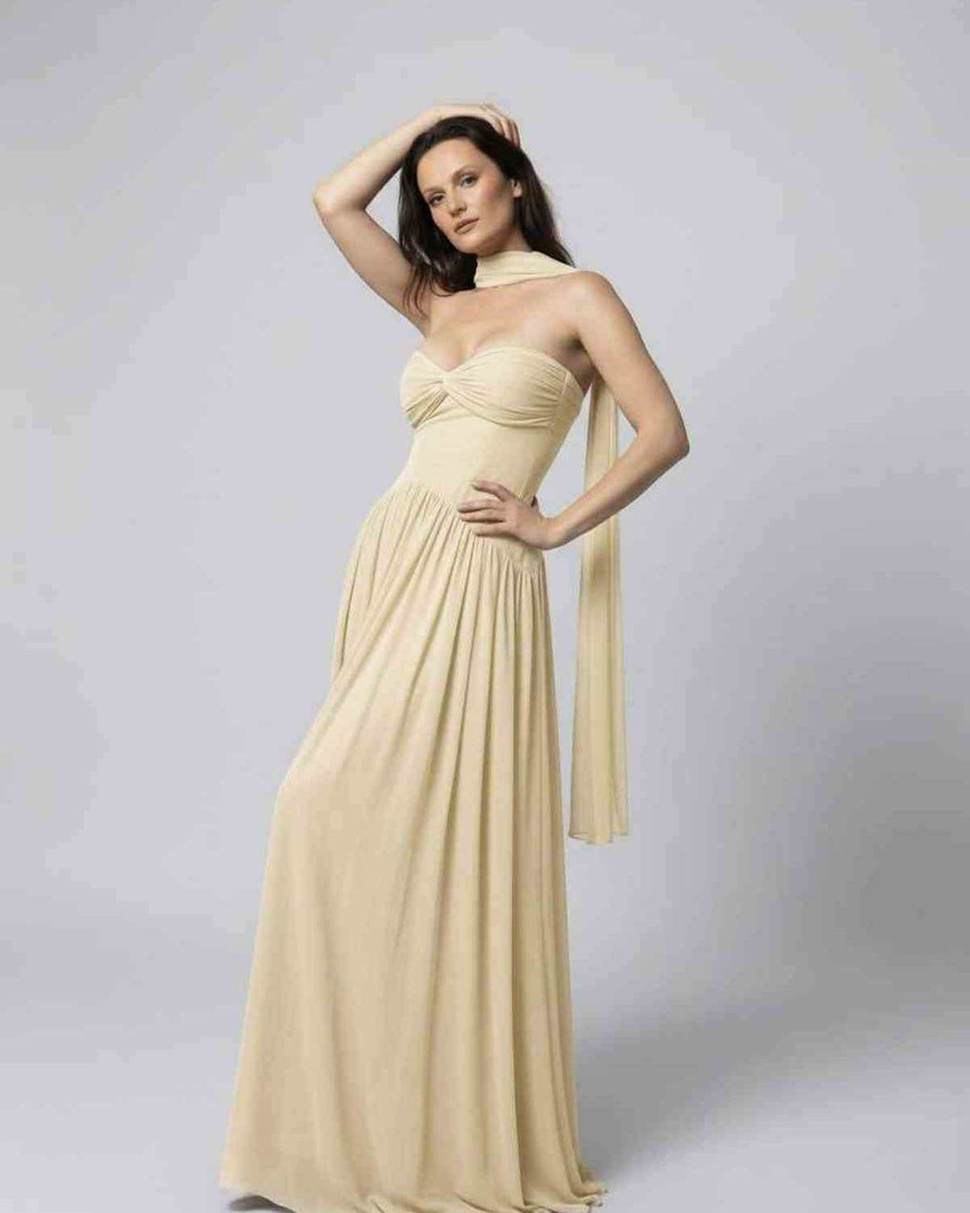 Mujer luciendo vestido maxi sin tirantes elegante Elara, ideal para noche, fiesta o como invitada de boda.