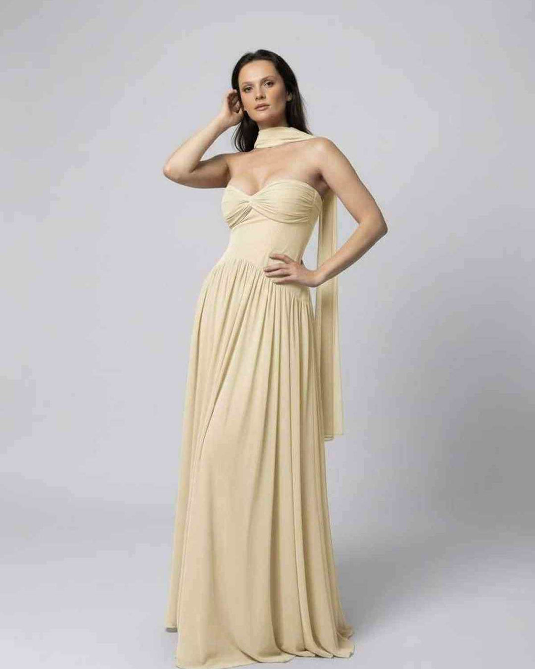 Vestido maxi sin tirantes Elara color beige, ideal como vestido formal, de fiesta o ropa elegante para mujer.