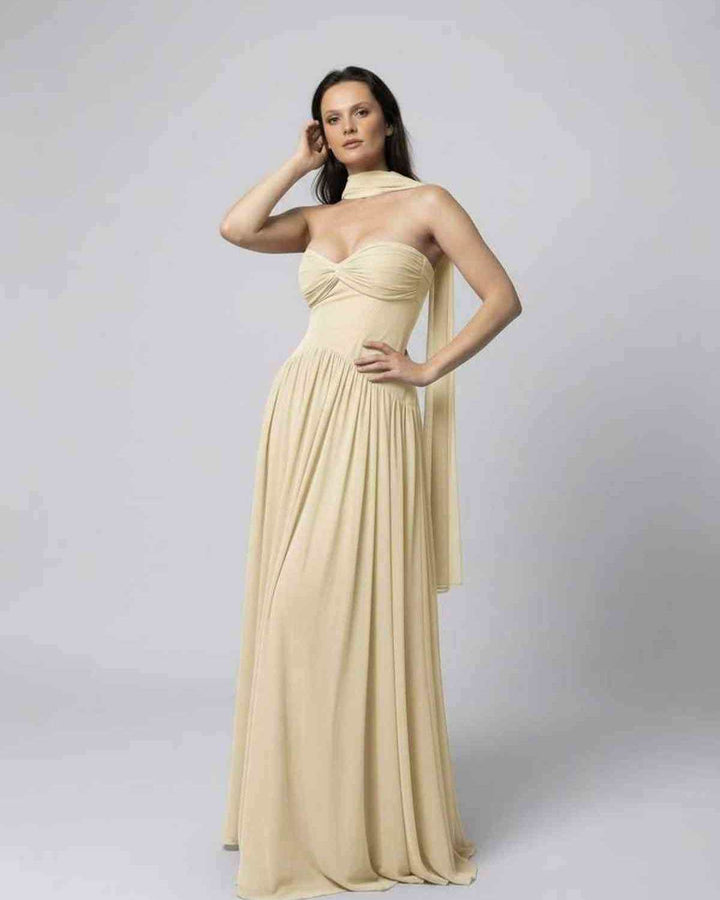 Vestido maxi sin tirantes Elara color beige, ideal como vestido formal, de fiesta o ropa elegante para mujer.