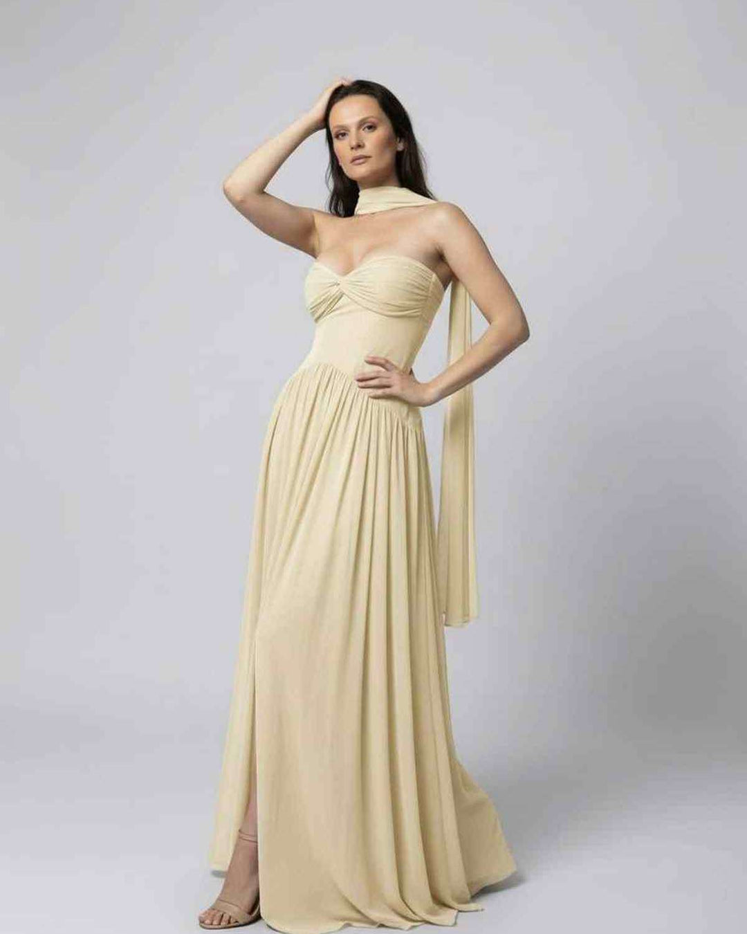 Vestido maxi beige sin tirantes Elara de estilo fluido, ropa elegante femenina para ocasiones especiales y verano.