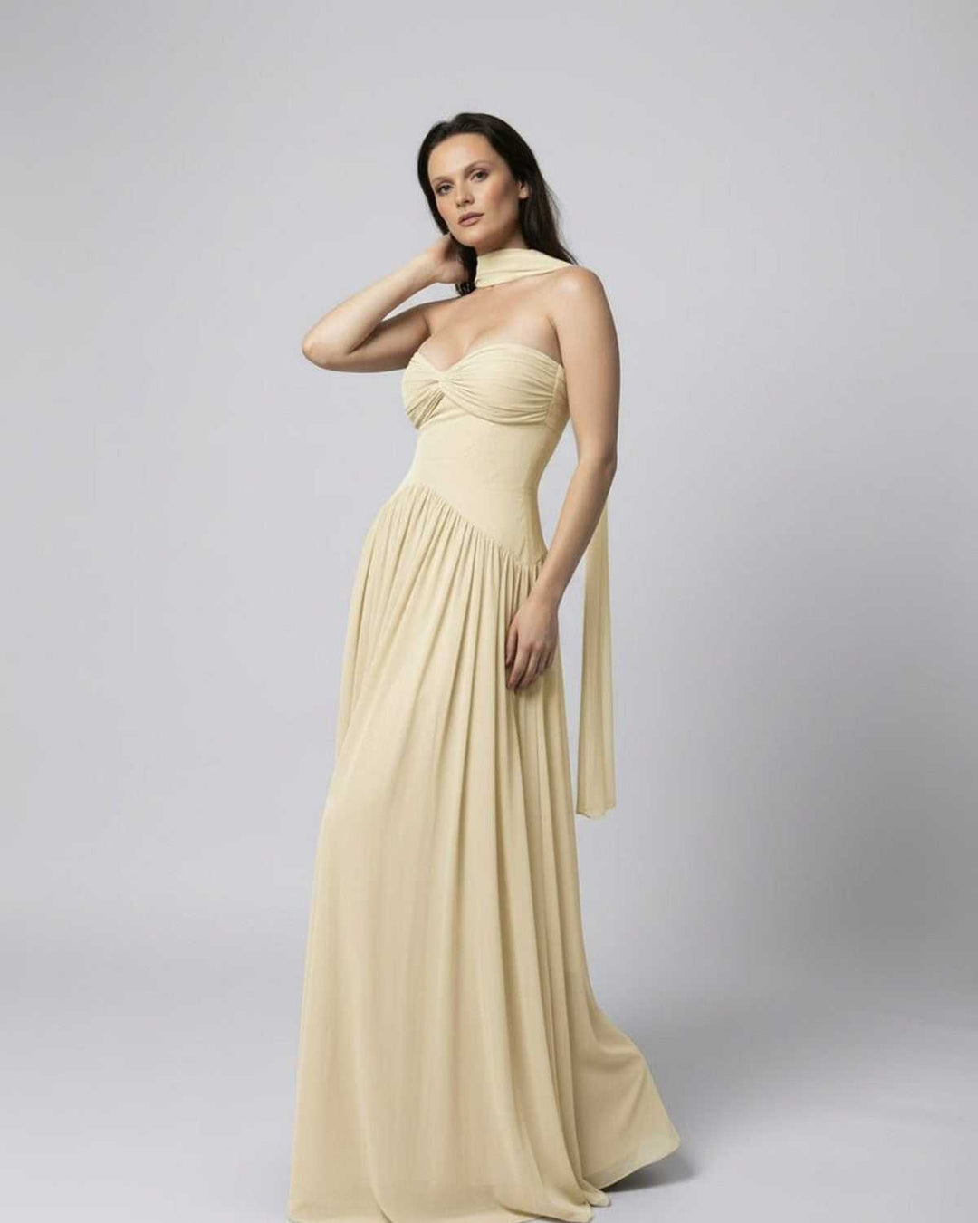 Elegante vestido maxi sin tirantes Elara para mujer, estilo fluido ideal para invitada de boda o fiesta de verano.