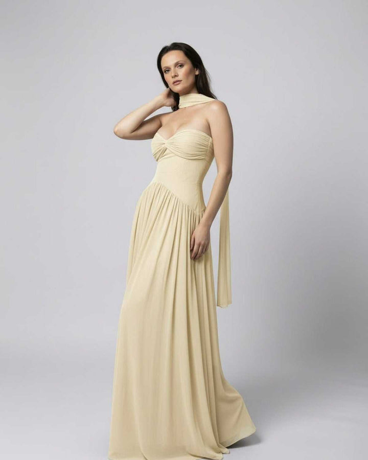 Elegante vestido maxi sin tirantes Elara para mujer, estilo fluido ideal para invitada de boda o fiesta de verano.