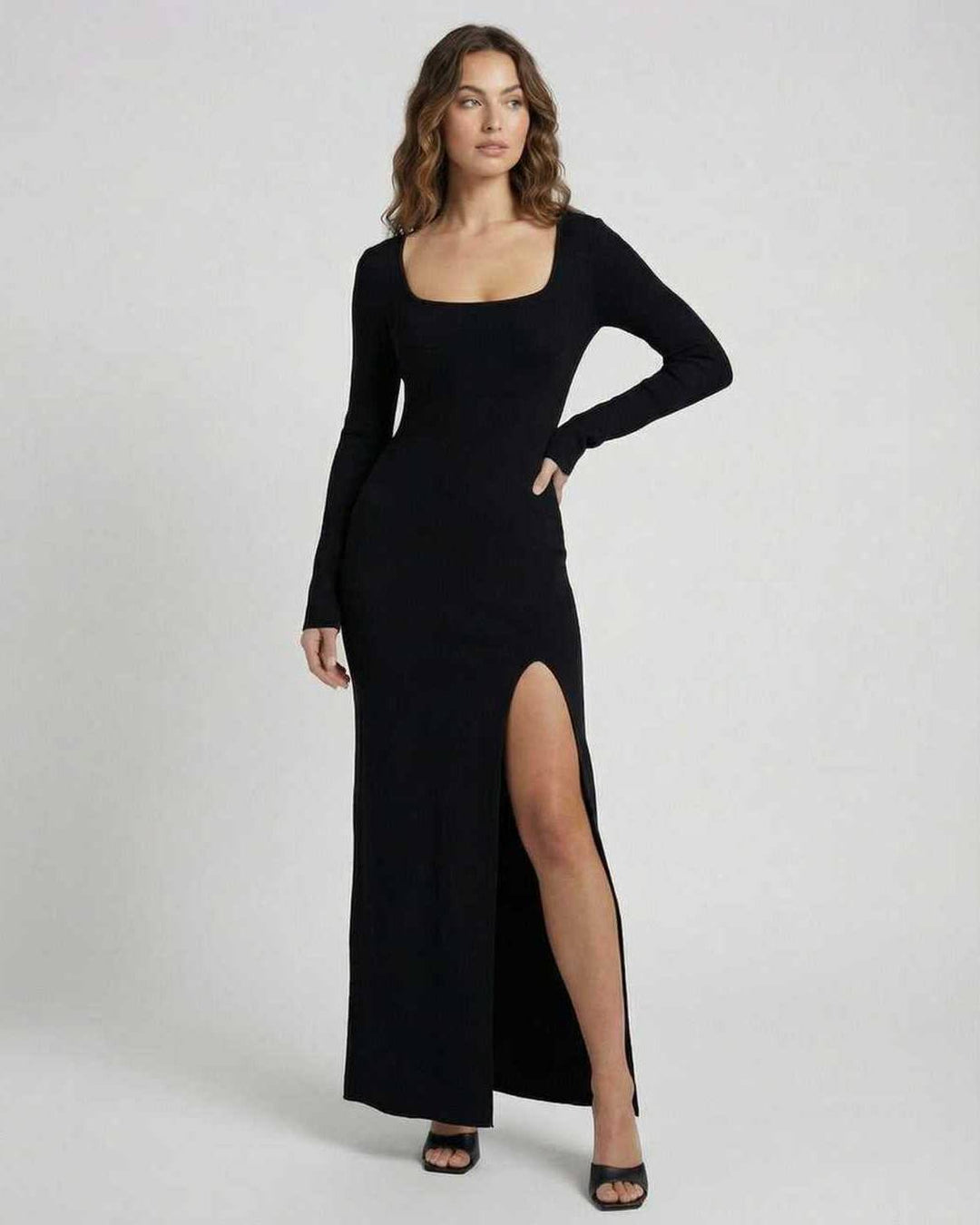 Vestido largo negro de mujer Elara con abertura lateral. Ajuste ceñido para un look elegante en cualquier ocasión.