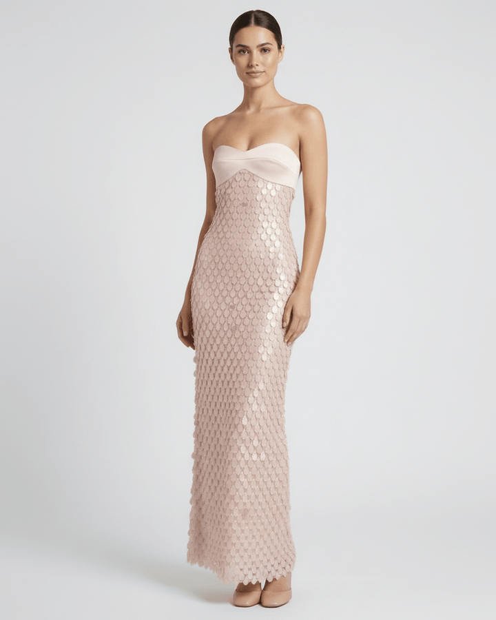 Maxi vestido elegante con escote bandeau y lentejuelas brillantes en tono rosa empolvado para mujer.