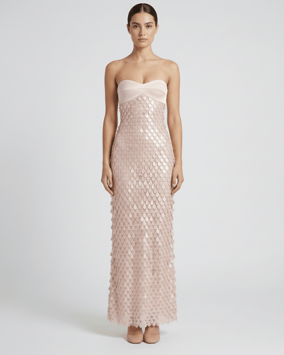 Vestido de noche sin tirantes, rosa empolvado con lentejuelas y falda maxi, perfecto para eventos especiales.