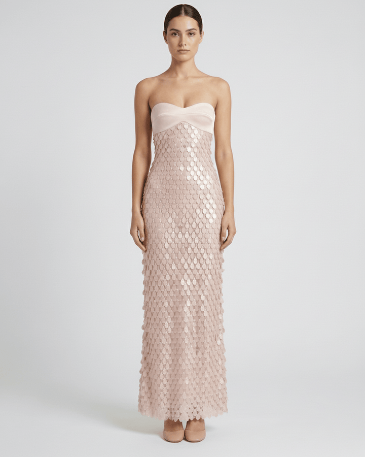 Vestido de noche sin tirantes, rosa empolvado con lentejuelas y falda maxi, perfecto para eventos especiales.