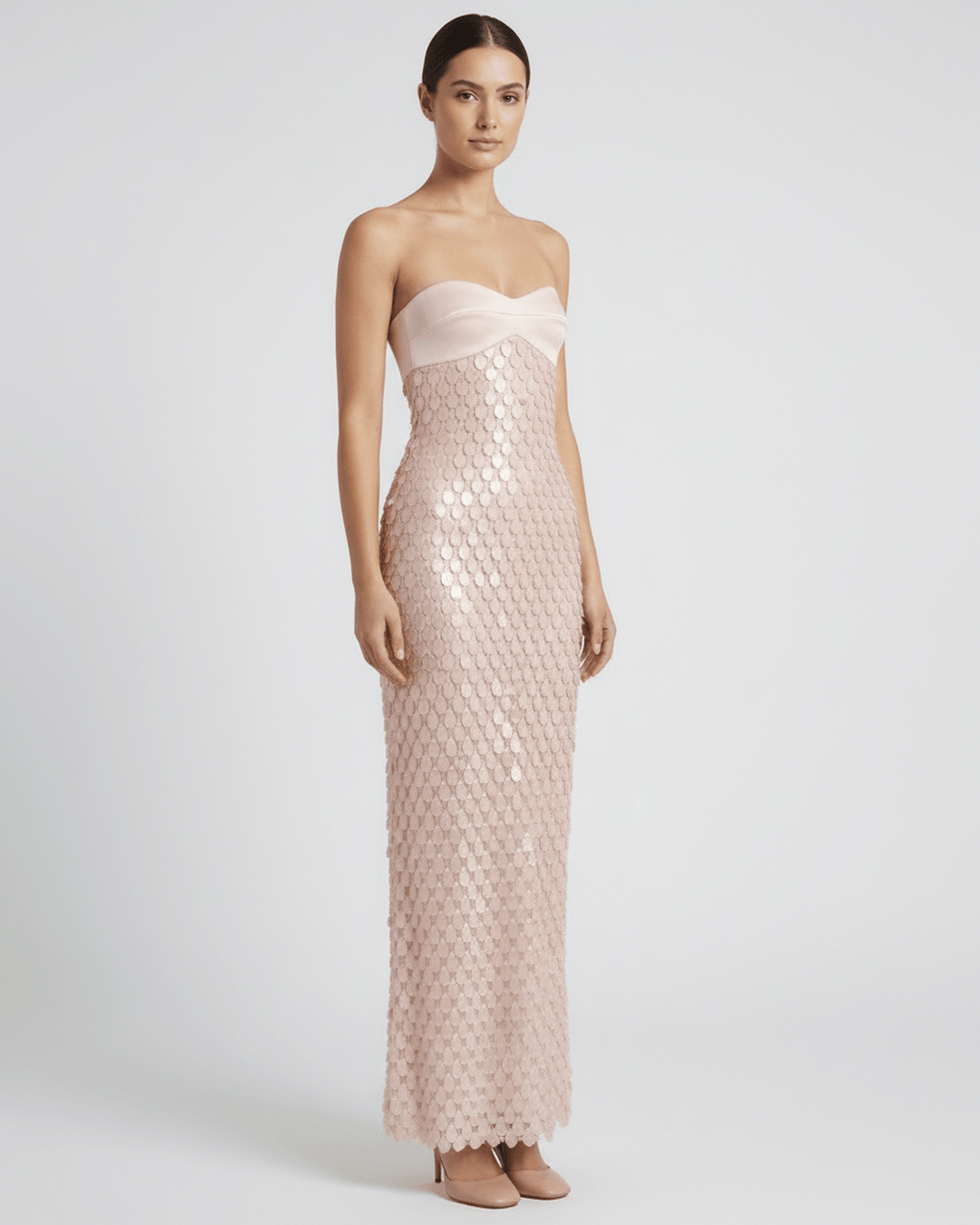 Sofisticado vestido maxi de lentejuelas rosa empolvado, escote bandeau, ideal para eventos formales.