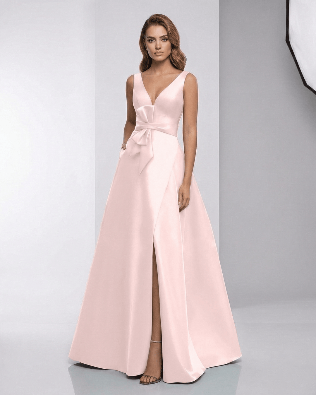 Vestido maxi de noche blanco para mujer, elegante silueta A-line de satén. Perfecto para ocasiones especiales.