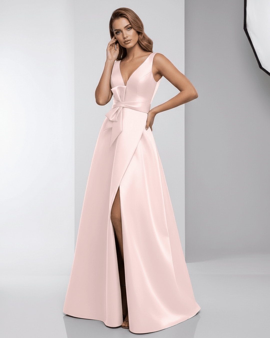 Suave vestido de satén blanco para mujer. Diseño maxi A-line con escote V, perfecto para cenas y galas elegantes.