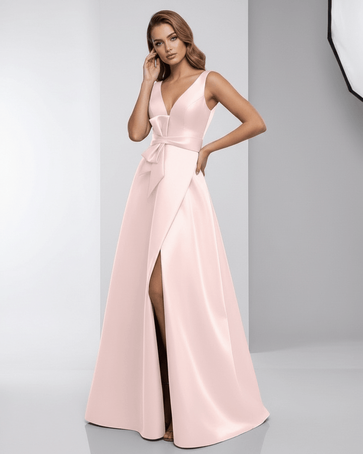 Suave vestido de satén blanco para mujer. Diseño maxi A-line con escote V, perfecto para cenas y galas elegantes.
