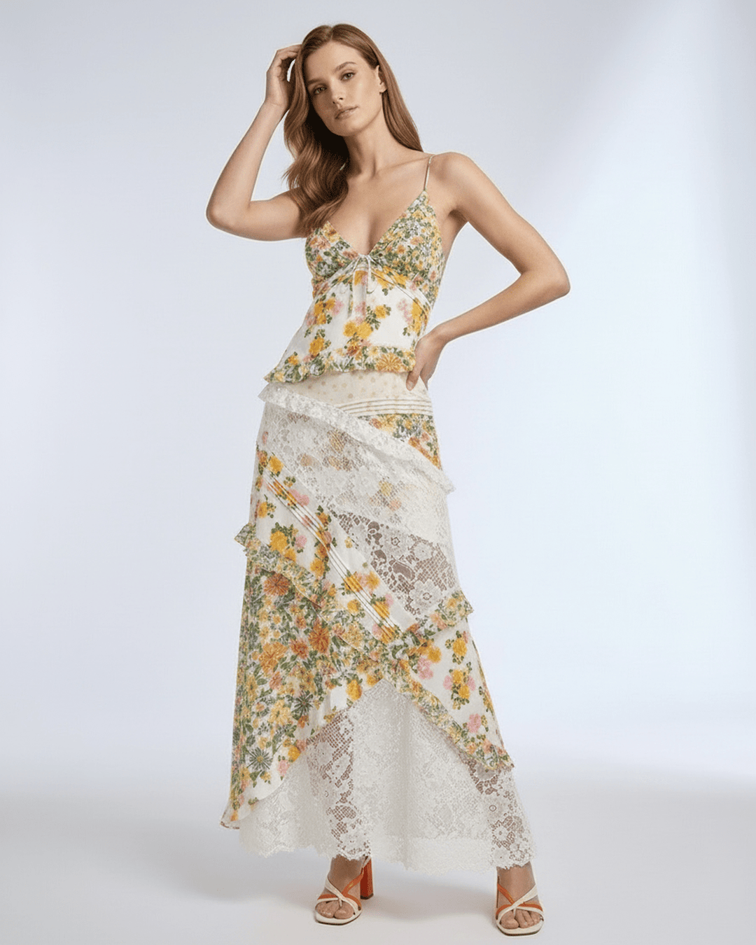 Vestido maxi floral blanco, escote V, volantes. Perfecto para invitadas de verano. Fluido y elegante.