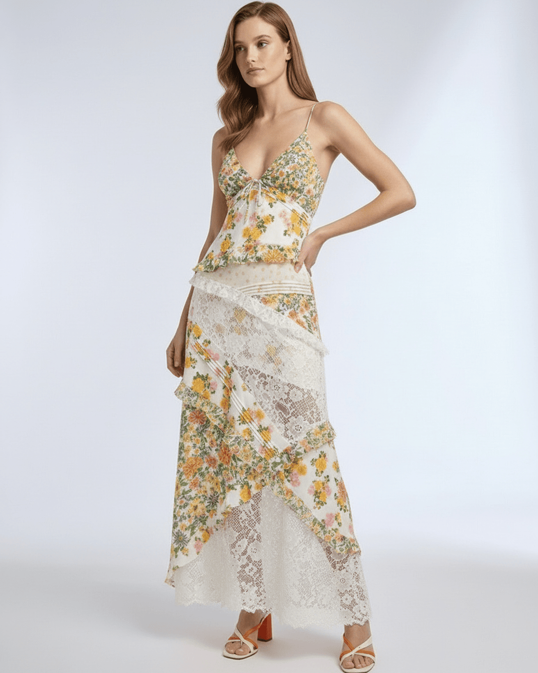 Vestido maxi floral romántico blanco para mujer, con volantes y caída fluida. Elegante para verano.