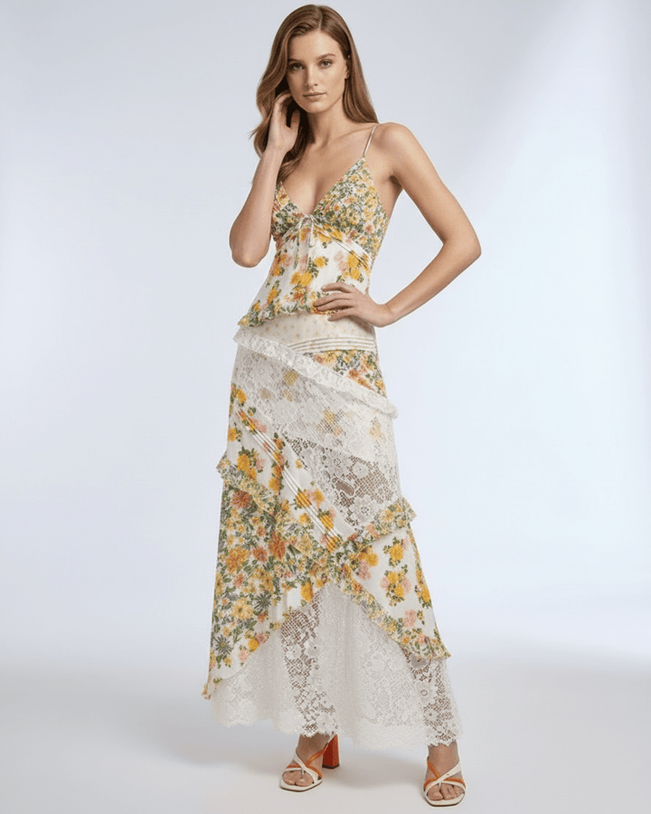 Elegante vestido maxi floral blanco con escote V y encaje. Volantes fluidos, ideal para fiestas de verano.
