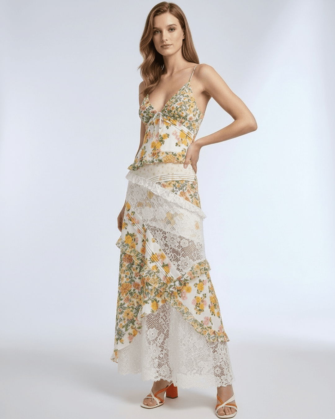 Vestido maxi fluido floral para mujer, en blanco romántico. Con volantes y escote V para un look veraniego elegante.