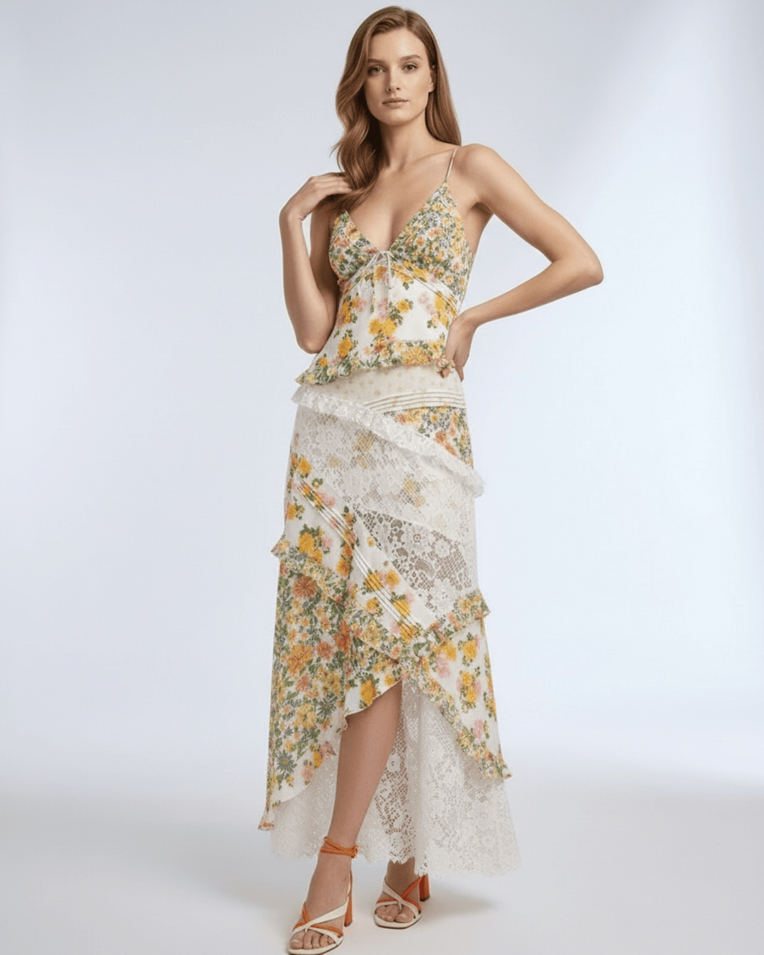 Vestido maxi floral Elara blanco, con delicado encaje y volantes. Escote en V. Estilo romántico y fluido.