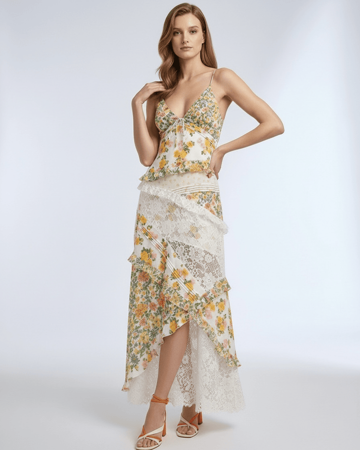 Vestido maxi floral Elara blanco, con delicado encaje y volantes. Escote en V. Estilo romántico y fluido.