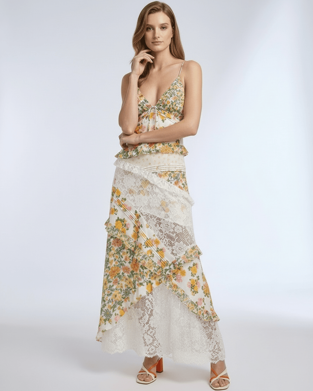 Vestido maxi blanco con estampado floral, detalles de encaje y volantes. Escote en V, perfecto para mujer.