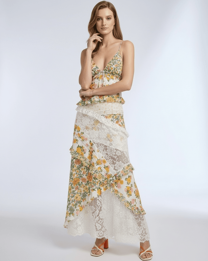 Vestido maxi blanco con estampado floral, detalles de encaje y volantes. Escote en V, perfecto para mujer.