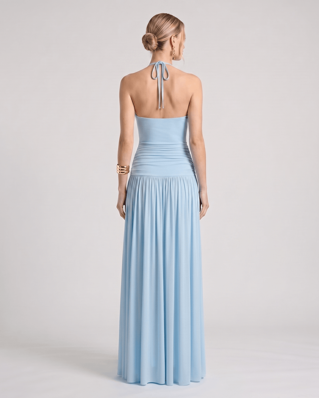 Vestido de mujer maxi halter, elegante y fluido. Ideal para fiestas, eventos o moda de verano.