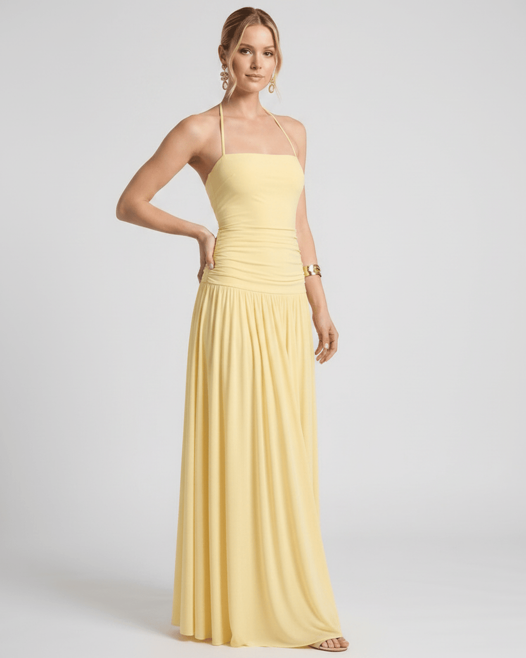 Vestido maxi elegante de mujer de cuerpo completo. Estilo halter, caída fluida y sin mangas.