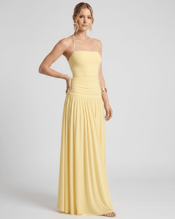 Vestido maxi elegante de mujer de cuerpo completo. Estilo halter, caída fluida y sin mangas.