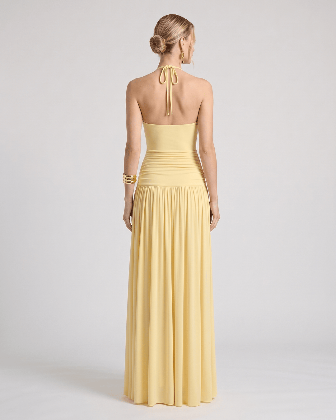 Vestido maxi halter elegante, combinado con sandalias. Moda femenina para verano.