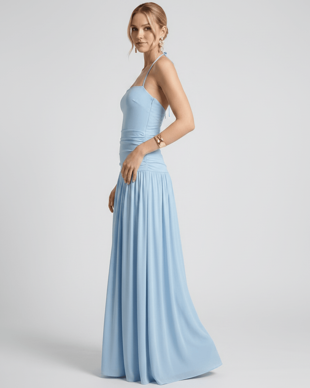 Vestido maxi de verano para mujer, estilo halter, fluido y sin mangas. Diseño versátil y chic.