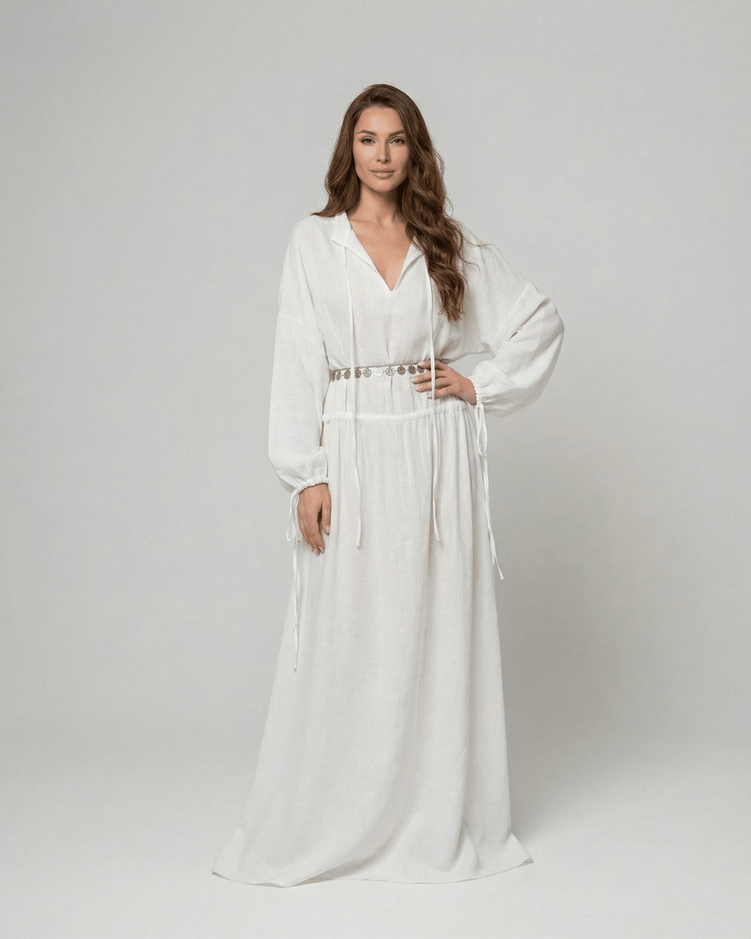 Vestido maxi blanco para mujer con manga larga y corte A. Diseño Elara, ideal para un look veraniego elegante.