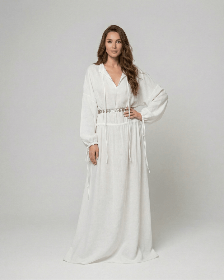 Vestido maxi blanco para mujer con manga larga y corte A. Diseño Elara, ideal para un look veraniego elegante.