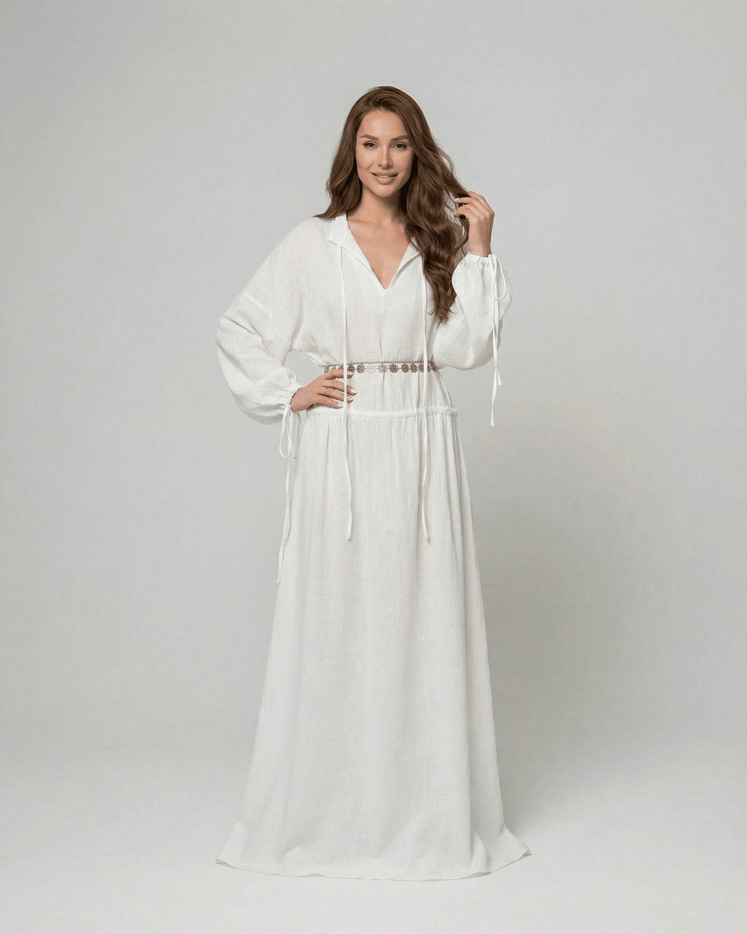 Vestido largo blanco Elara ajustable para mujer. Manga larga, corte A. Comodidad y estilo elegante de verano.