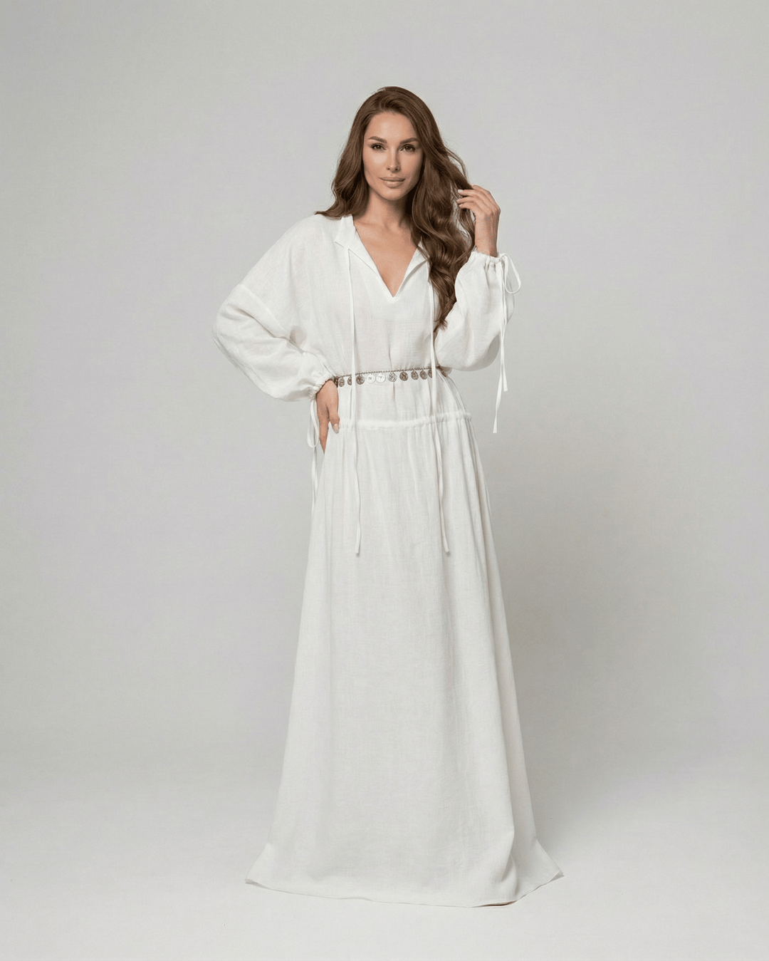 Vestido largo blanco Elara para mujer, diseño maxi fluido con manga larga. Estilo ajustable y elegante de verano.
