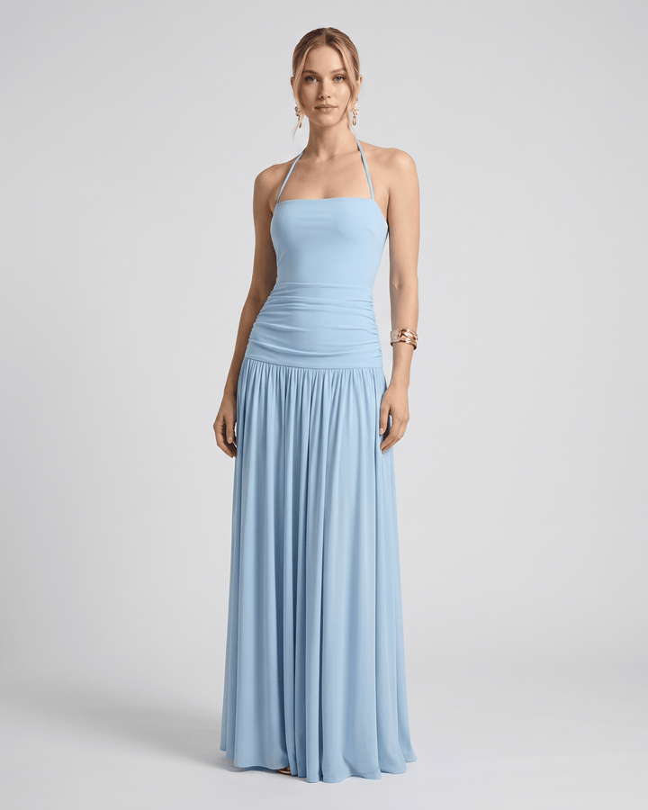 Vestido maxi elegante de mujer con cuello halter, fluido y sin mangas. Perfecto para fiesta o verano.